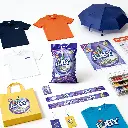 jimeng-2025-12-10-5270-摄影棚内平铺展示 JOBY 品牌 POSM：T 恤、雨伞、购物袋、海报、小吊牌、....webp